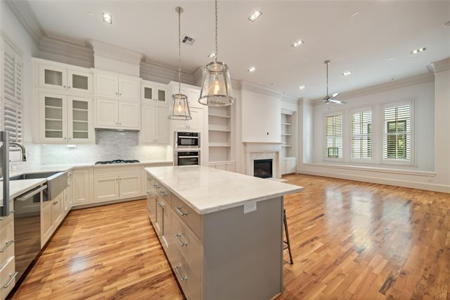 1306 Castle Court A, Houston, TX 77006