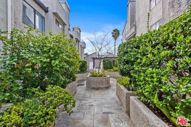 17800 Burbank 204, Encino, CA 91316
