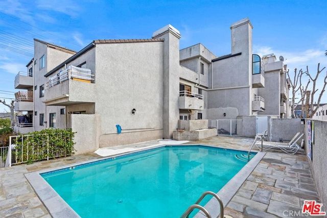 17800 Burbank 204, Encino, CA 91316