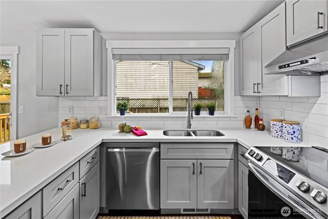 9015 NE 142nd Way, Kirkland, WA 98034