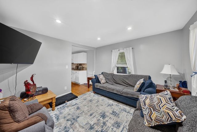 60 Harriett Ave, Burlington, MA 01803
