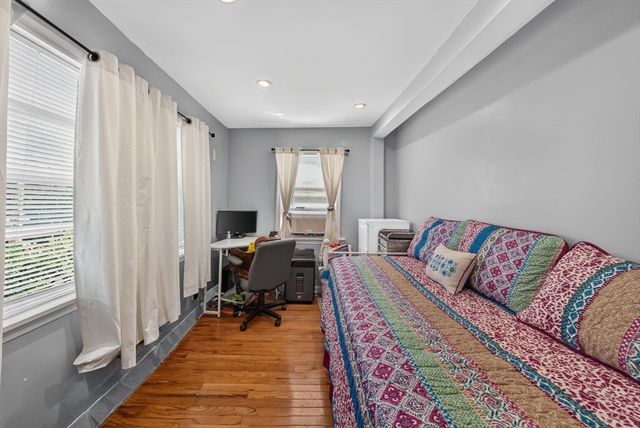 60 Harriett Ave, Burlington, MA 01803
