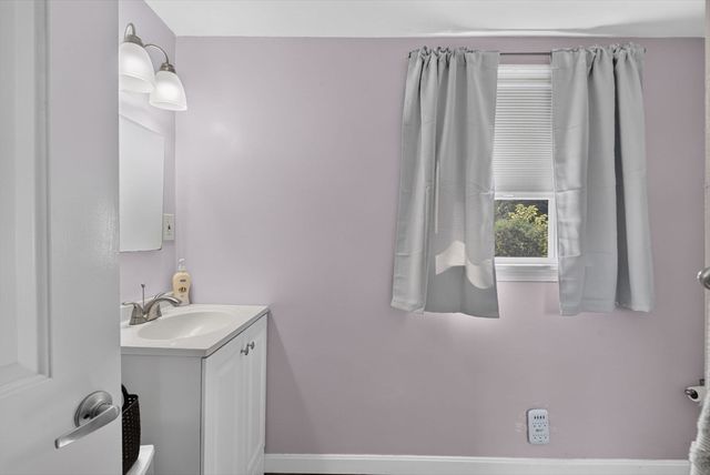 60 Harriett Ave, Burlington, MA 01803