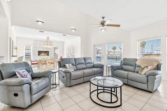 325 Mustang Blvd, Port Aransas, TX 78373