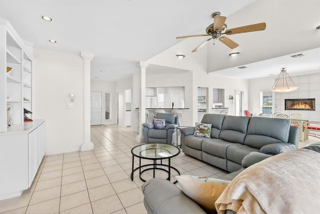 325 Mustang Blvd, Port Aransas, TX 78373