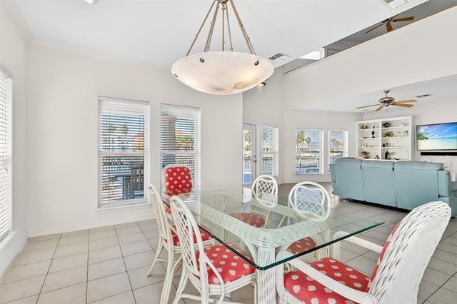 325 Mustang Blvd, Port Aransas, TX 78373