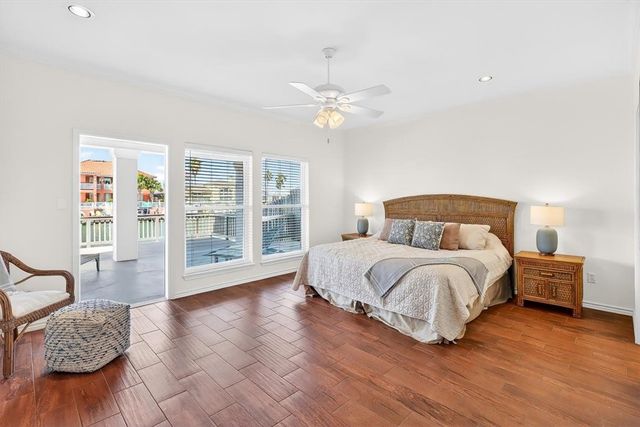 325 Mustang Blvd, Port Aransas, TX 78373