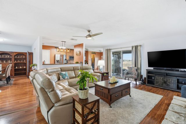 3913 Pecan Ct, Schertz, TX 78108