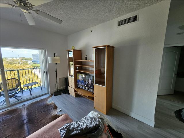 6001 SW 70th St 655, South Miami, FL 33143