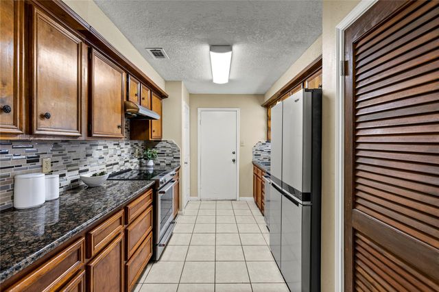 208 Driftwood Street, League City, TX 77573