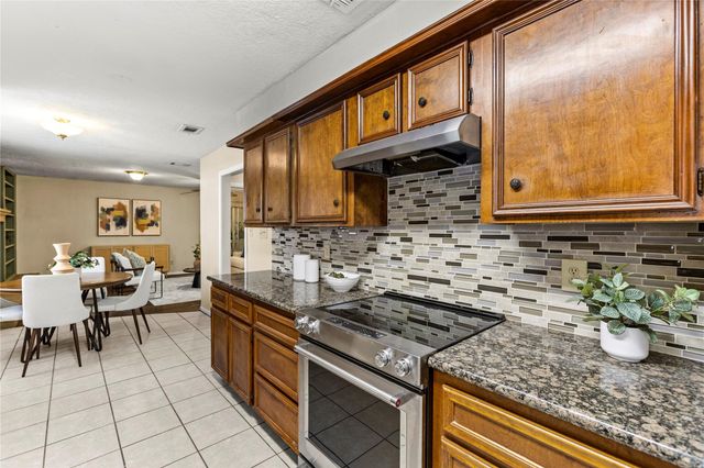 208 Driftwood Street, League City, TX 77573