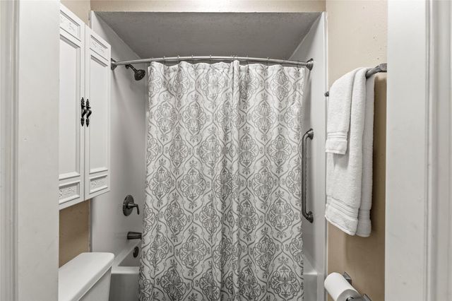 208 Driftwood Street, League City, TX 77573