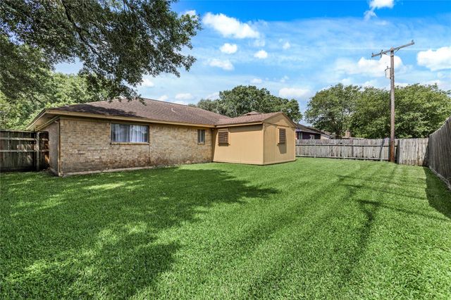 208 Driftwood Street, League City, TX 77573