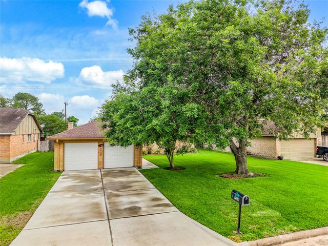 208 Driftwood Street, League City, TX 77573
