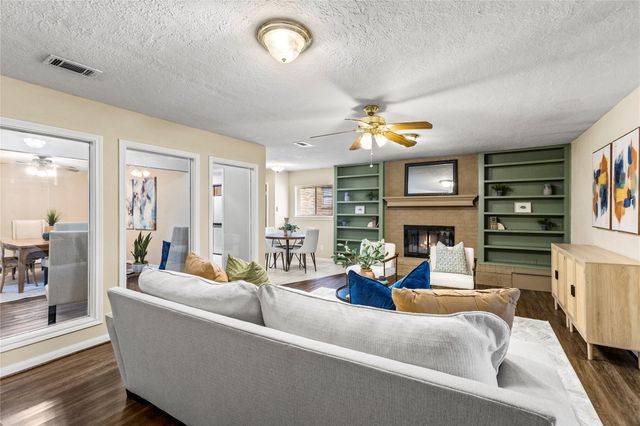 208 Driftwood Street, League City, TX 77573