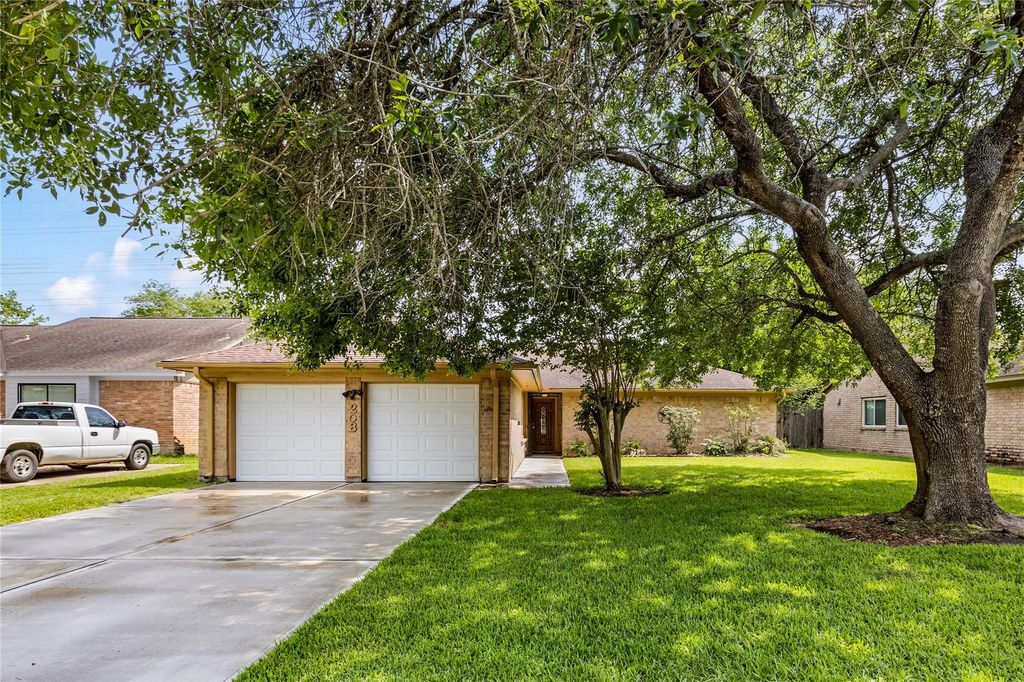 208 Driftwood Street, League City, TX 77573
