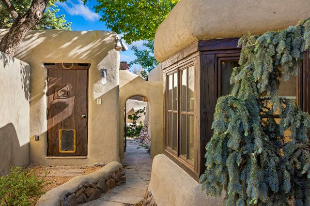 905 Camino Santander, Santa Fe, NM 87505