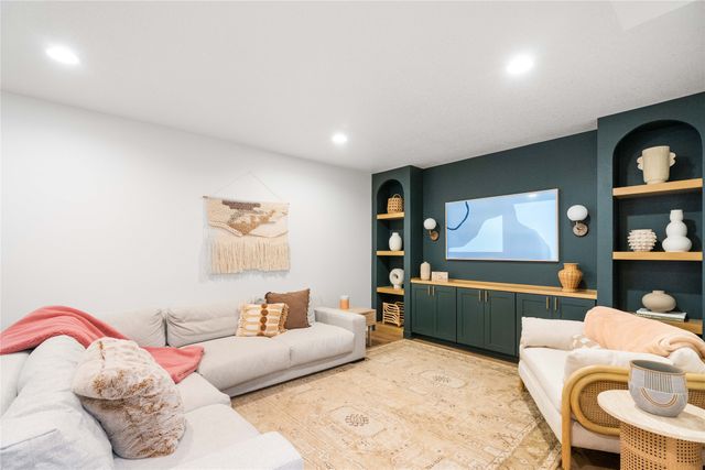 1065 S 100th Street, West Des Moines, IA 50266