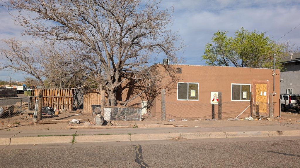 Image 1 of property listing at 501 Veranda Road NW, Albuquerque, NM 87107