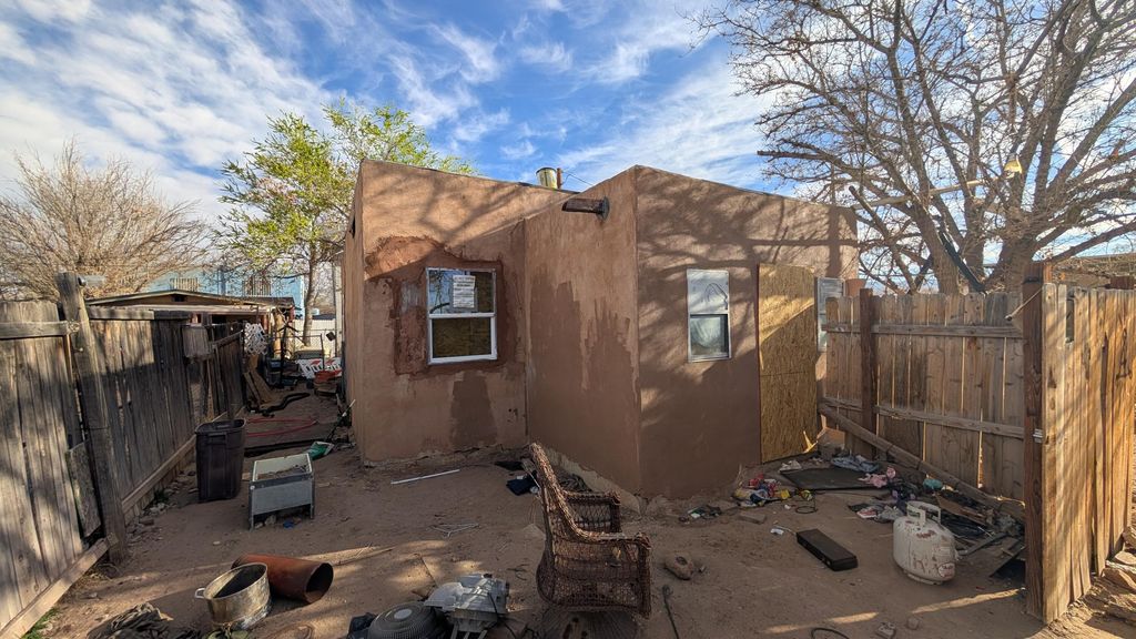 Image 2 of property listing at 501 Veranda Road NW, Albuquerque, NM 87107