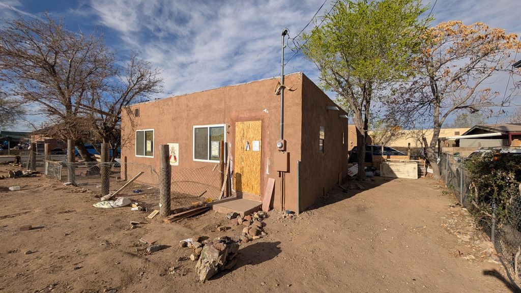 Image 3 of property listing at 501 Veranda Road NW, Albuquerque, NM 87107
