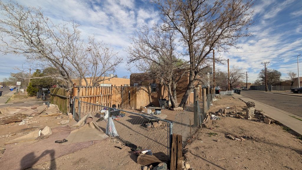 Image 4 of property listing at 501 Veranda Road NW, Albuquerque, NM 87107