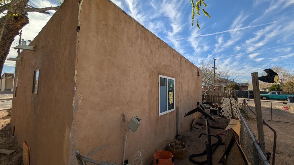 Image 5 of property listing at 501 Veranda Road NW, Albuquerque, NM 87107