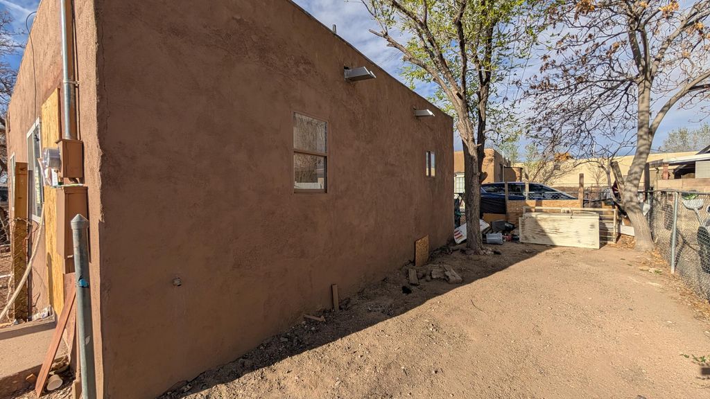 Image 6 of property listing at 501 Veranda Road NW, Albuquerque, NM 87107