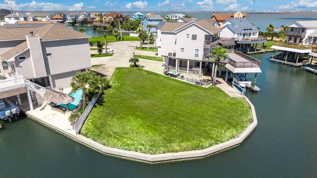 547 Sunset Circle, Tiki Island, TX 77554