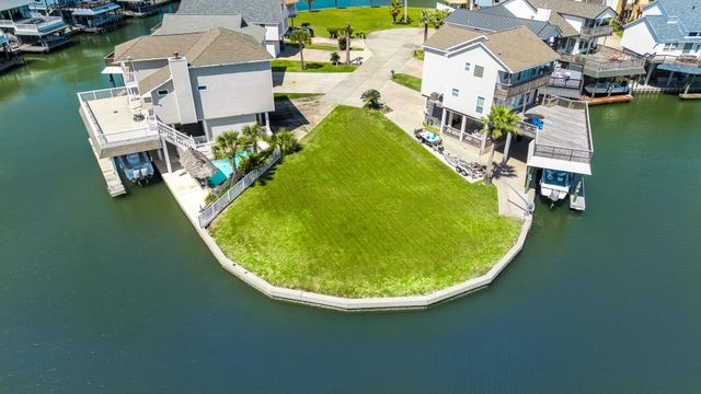 547 Sunset Circle, Tiki Island, TX 77554