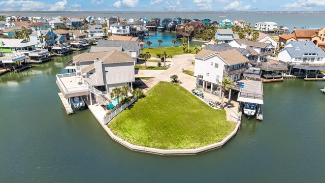 547 Sunset Circle, Tiki Island, TX 77554