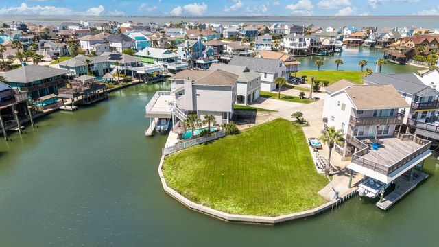 547 Sunset Circle, Tiki Island, TX 77554