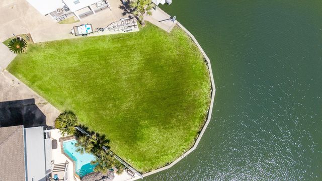 547 Sunset Circle, Tiki Island, TX 77554