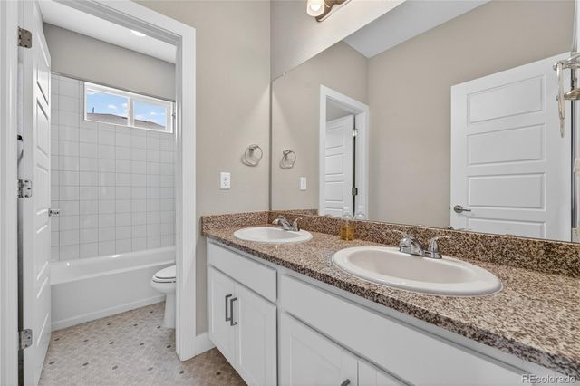 127 N Oak Hill Way, Aurora, CO 80018