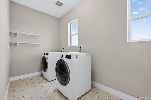 127 N Oak Hill Way, Aurora, CO 80018