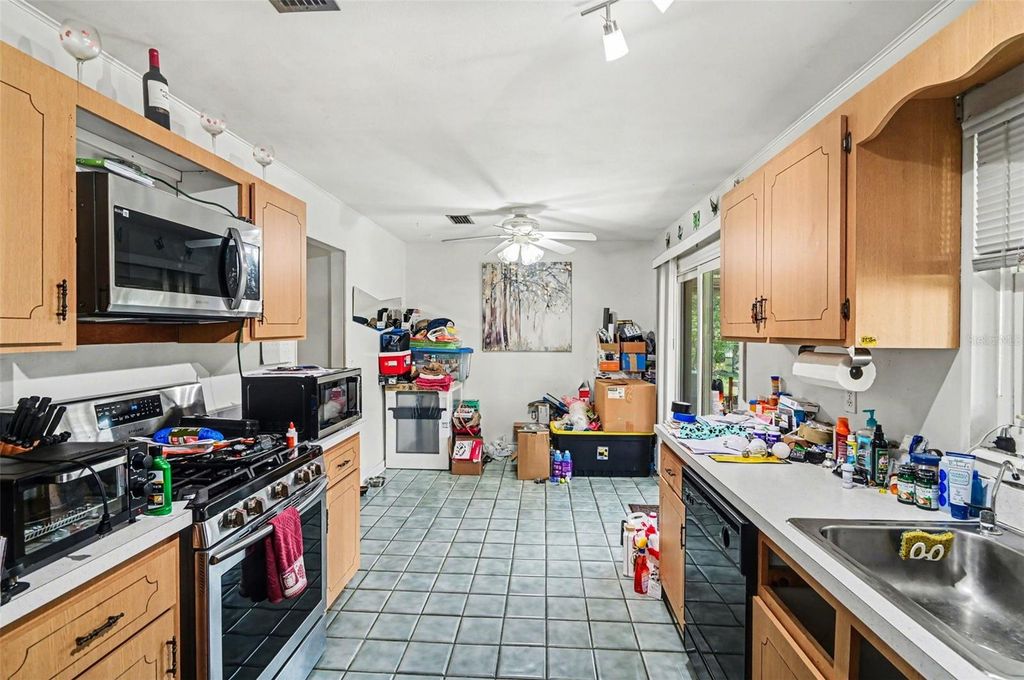 Image 10 of property listing at 1723 PALMETTO AVENUE, Deland, FL 32724