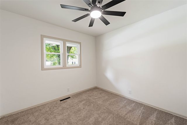 1206 S 16th Avenue W, Newton, IA 50208