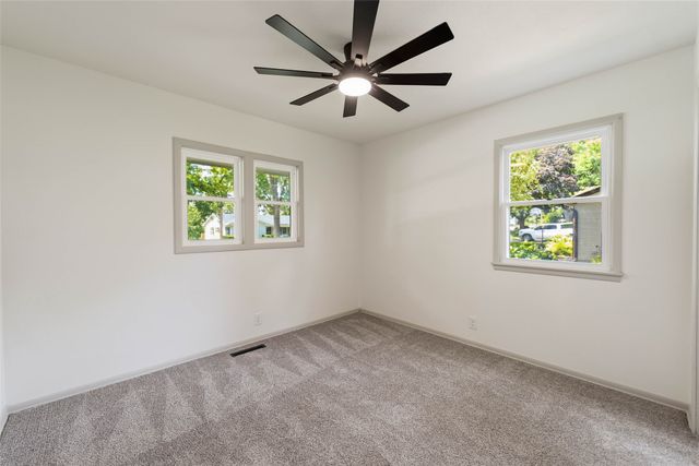 1206 S 16th Avenue W, Newton, IA 50208