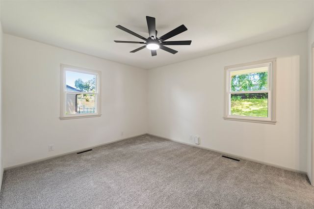 1206 S 16th Avenue W, Newton, IA 50208