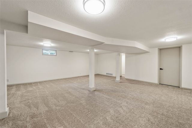 1206 S 16th Avenue W, Newton, IA 50208
