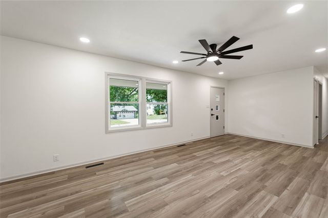 1206 S 16th Avenue W, Newton, IA 50208