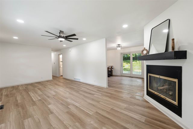 1206 S 16th Avenue W, Newton, IA 50208