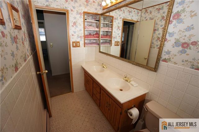 32 Predmore Avenue, Colonia, NJ 07067