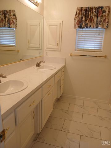4000 Bridgewater Way, Bakersfield, CA 93313