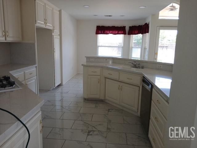 4000 Bridgewater Way, Bakersfield, CA 93313