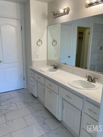4000 Bridgewater Way, Bakersfield, CA 93313