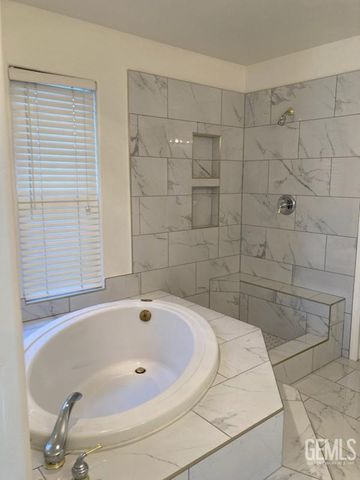 4000 Bridgewater Way, Bakersfield, CA 93313