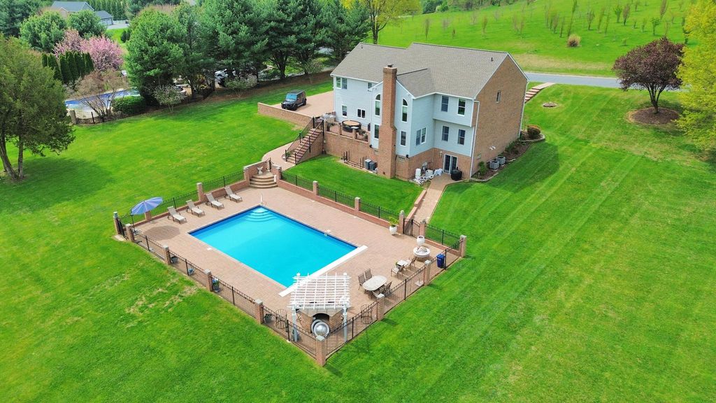 Image 6 of property listing at 7414 LONGFIELD DR, Kingsville, MD 21087