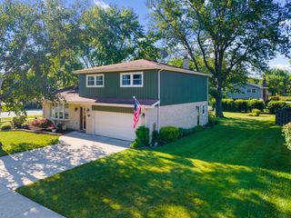 2143 E Peachtree Lane, Arlington Heights, IL 60004