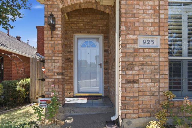 923 Newport Drive, Mesquite, TX 75149